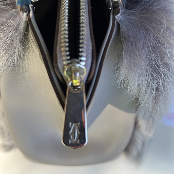 Gorgeous, grey, Cartier hand bag. Exterior is in calf skin and lamb skin fur - Picture 8 of 11